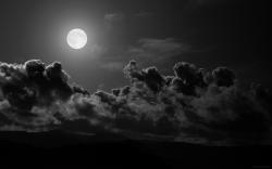 bw_moon_clouds_atnight.jpg